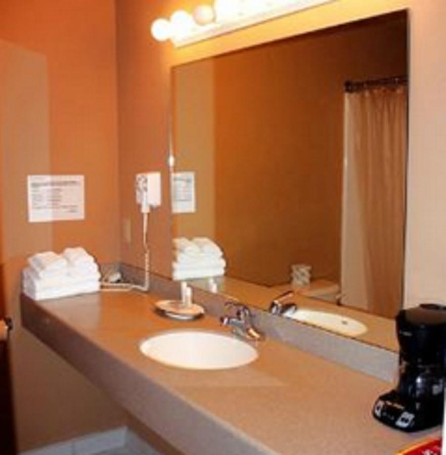 Wagon Wheel Inn Petal Room photo